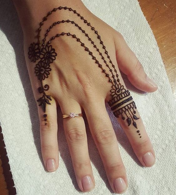 Lacy Glove mehandi