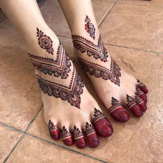 Stylish Leg Mehndi Design