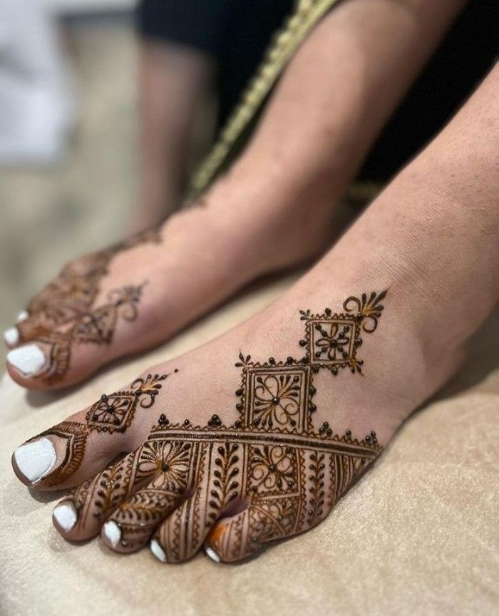 Stylish Leg Mehndi Designs